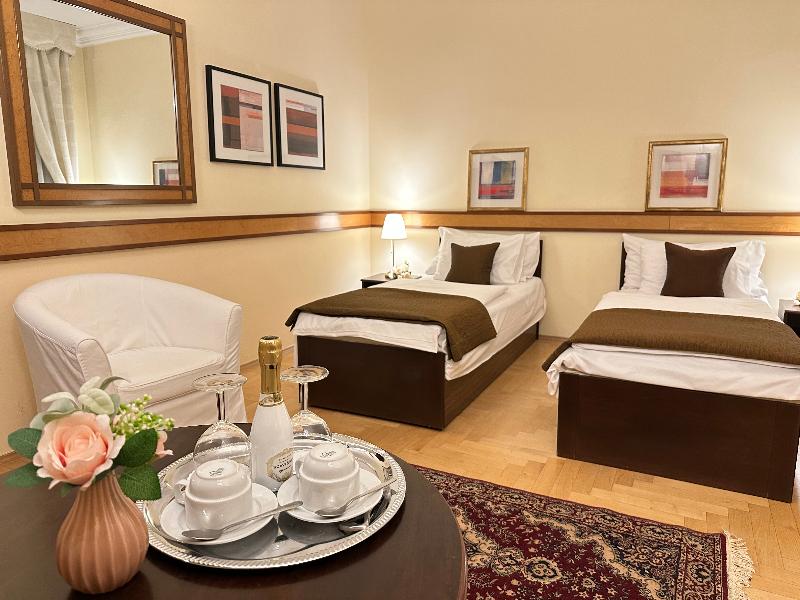 Fleur De Lis Hotel - Oda