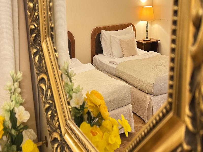 Fleur De Lis Hotel - Oda
