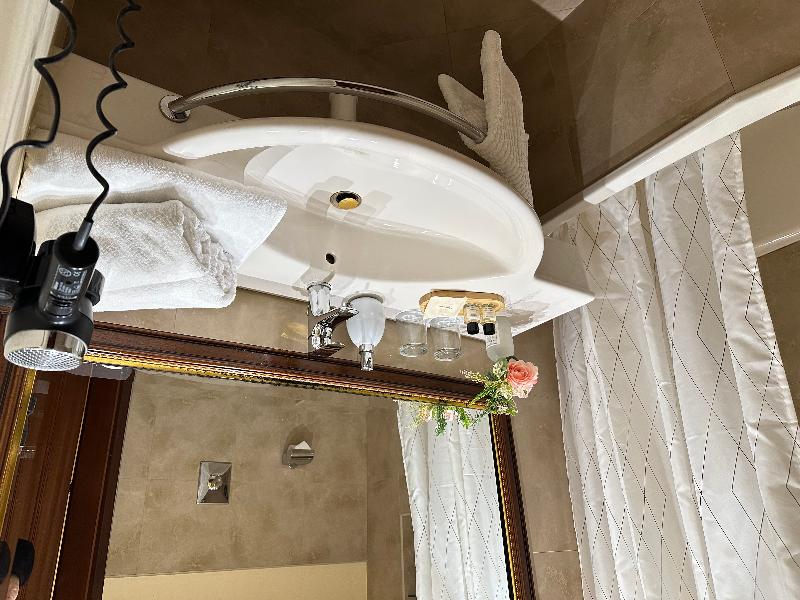 Fleur De Lis Hotel - Oda