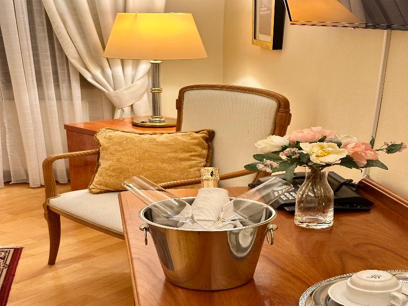 Fleur De Lis Hotel - Oda