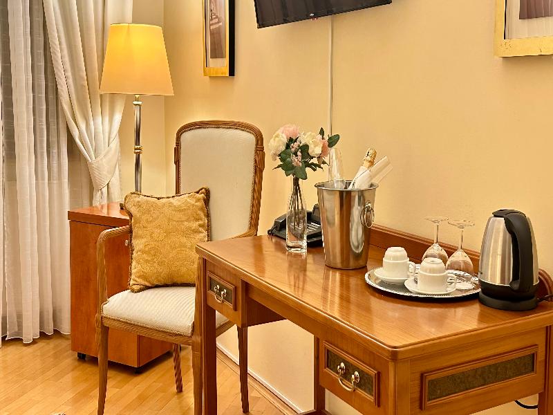Fleur De Lis Hotel - Oda
