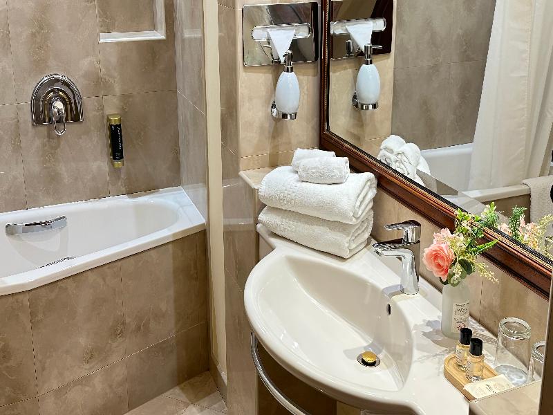 Fleur De Lis Hotel - Oda