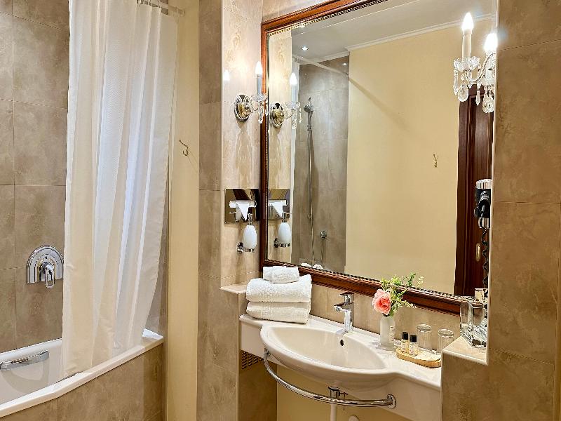 Fleur De Lis Hotel - Oda
