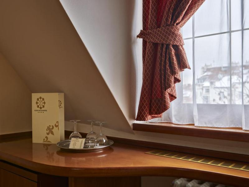 Fleur De Lis Hotel - Oda