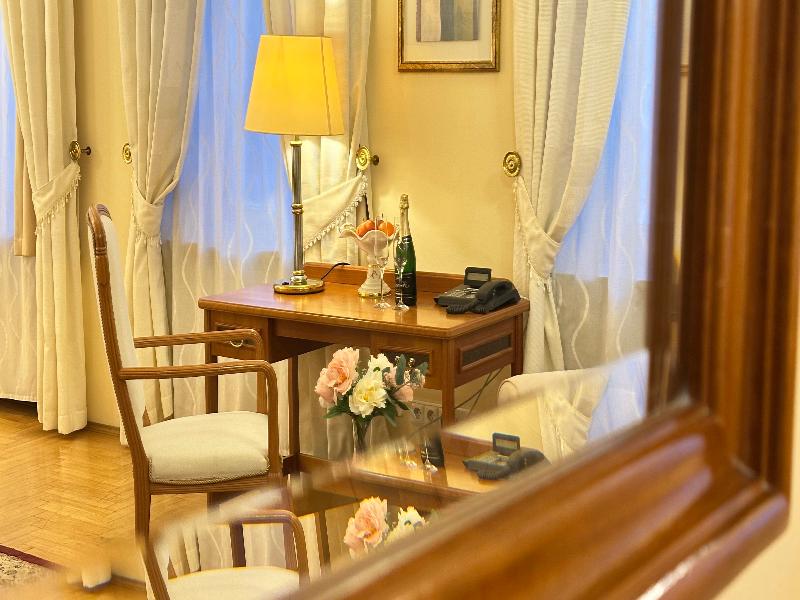 Fleur De Lis Hotel - Oda
