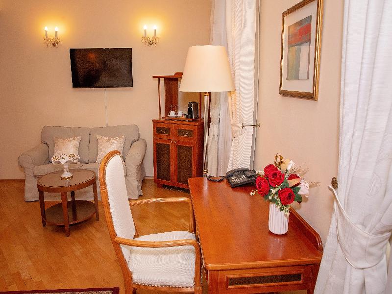 Fleur De Lis Hotel - Oda