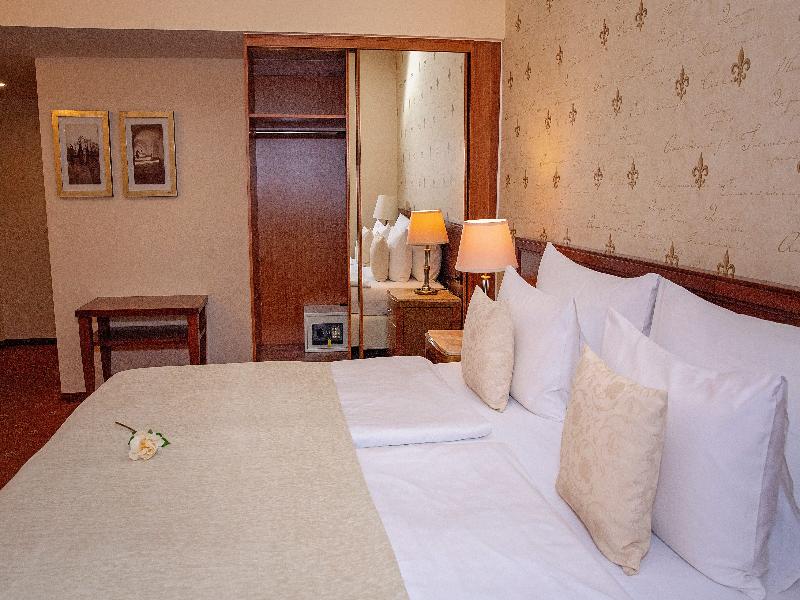 Fleur De Lis Hotel - Oda