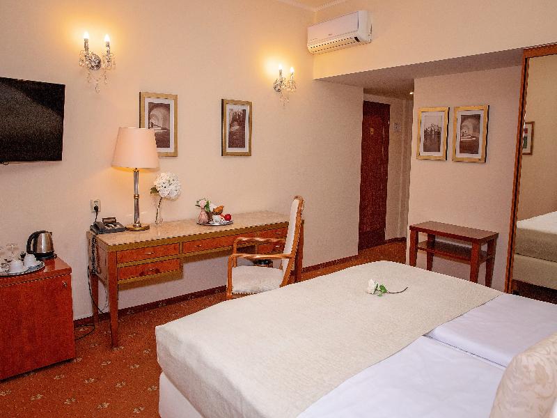 Fleur De Lis Hotel - Oda