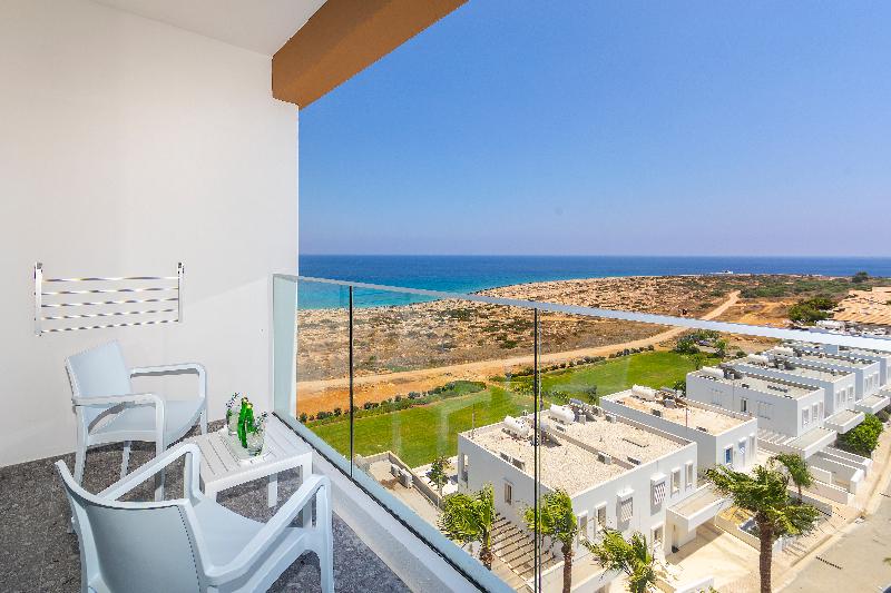 Leonardo Crystal Cove Hotel and Spa by the Sea - Oda