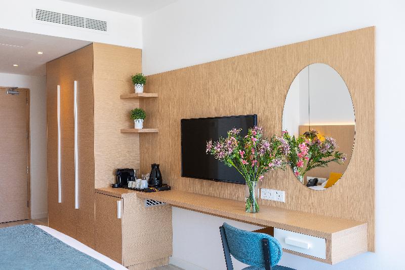 Leonardo Crystal Cove Hotel and Spa by the Sea - Oda