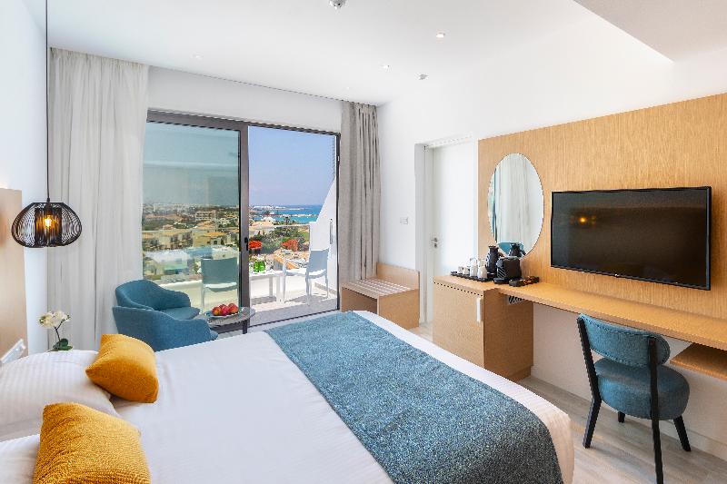 Leonardo Crystal Cove Hotel and Spa by the Sea - Oda