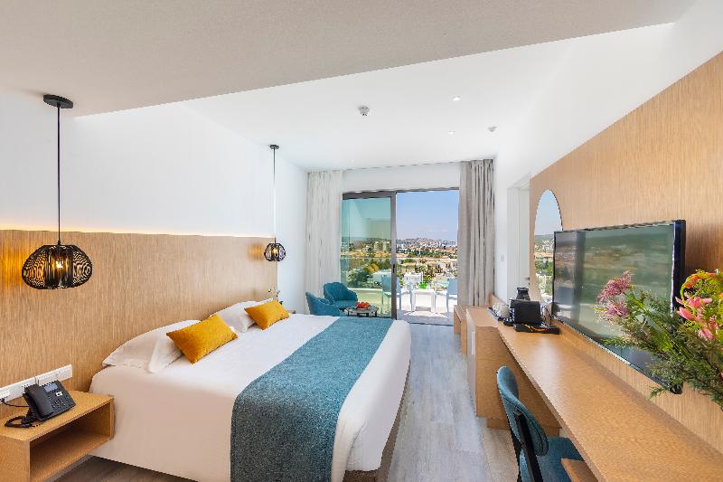 Leonardo Crystal Cove Hotel and Spa by the Sea - Oda