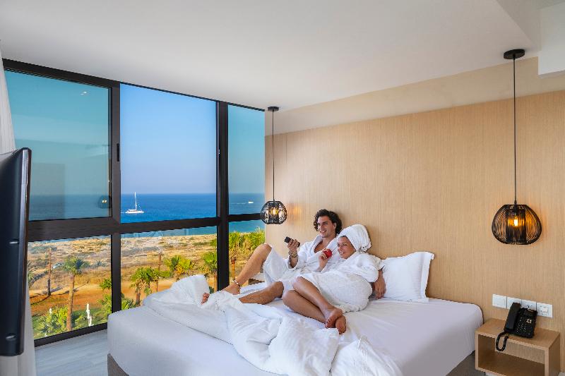 Leonardo Crystal Cove Hotel and Spa by the Sea - Oda