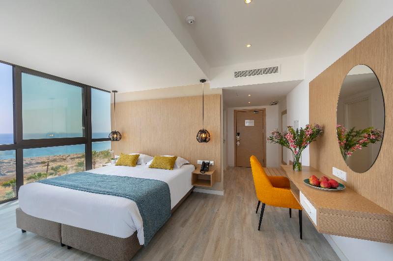 Leonardo Crystal Cove Hotel and Spa by the Sea - Oda
