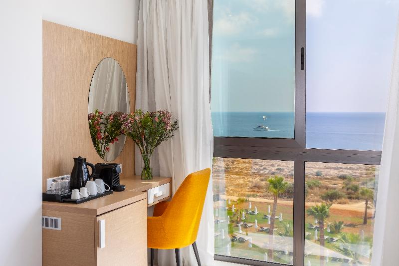 Leonardo Crystal Cove Hotel and Spa by the Sea - Oda