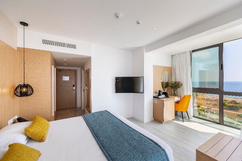 Leonardo Crystal Cove Hotel and Spa by the Sea - Oda