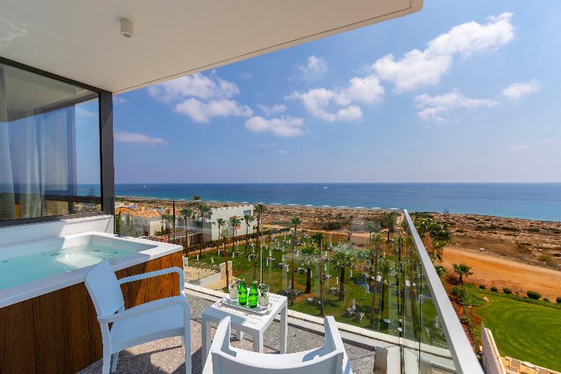 Leonardo Crystal Cove Hotel and Spa by the Sea - Oda