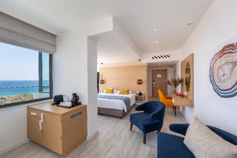 Leonardo Crystal Cove Hotel and Spa by the Sea - Oda
