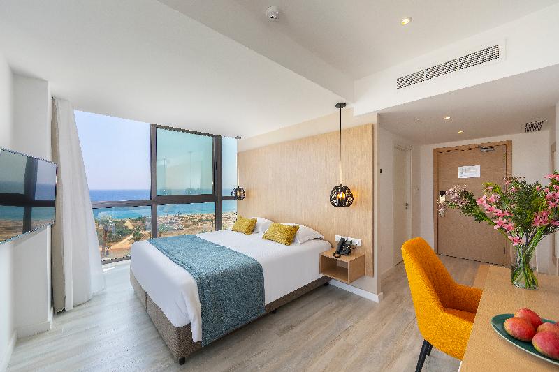 Leonardo Crystal Cove Hotel and Spa by the Sea - Oda