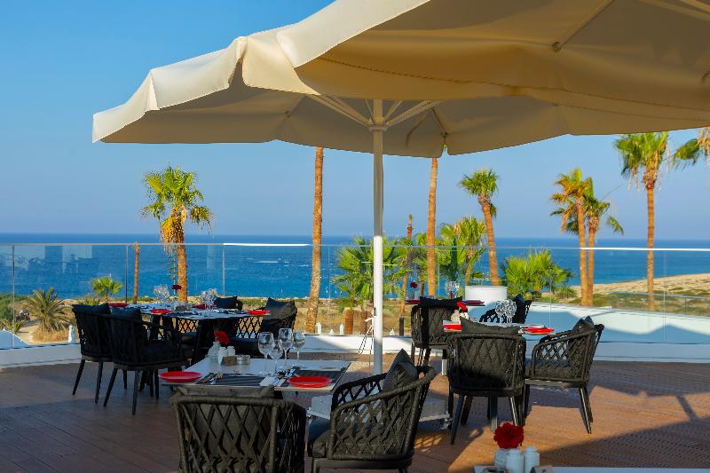 Leonardo Crystal Cove Hotel and Spa by the Sea - Teras
