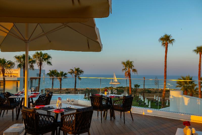 Leonardo Crystal Cove Hotel and Spa by the Sea - Teras