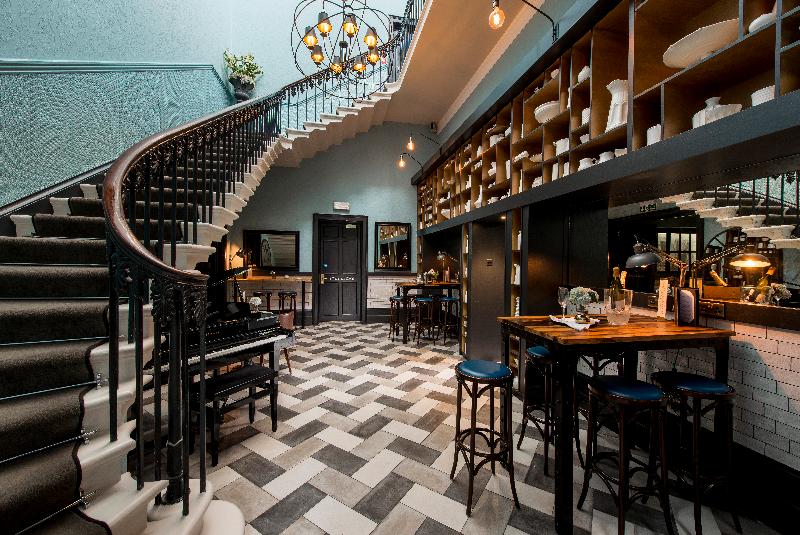 The Churchill - Lobi