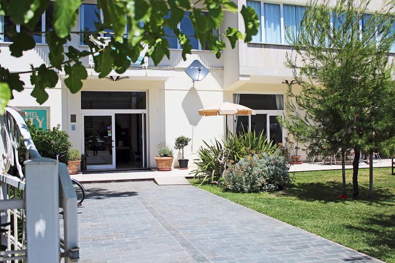City Beach Resort - Genel
