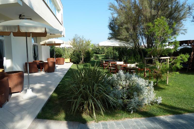 City Beach Resort - Genel