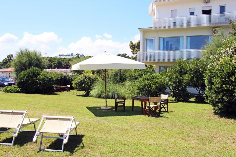 City Beach Resort - Teras