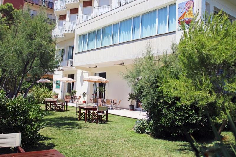 City Beach Resort - Teras