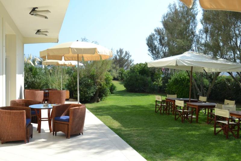 City Beach Resort - Teras