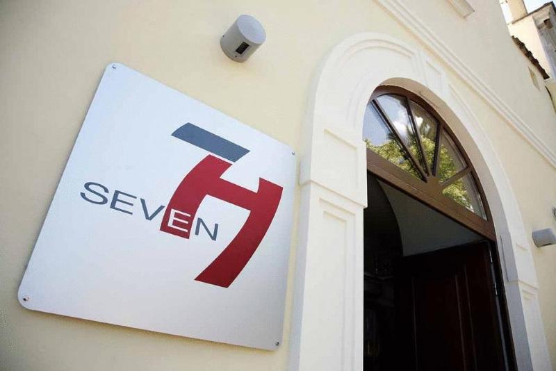 Seven Hostel - Lobi