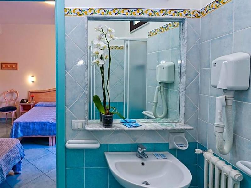 Hotel Cleopatra - Genel