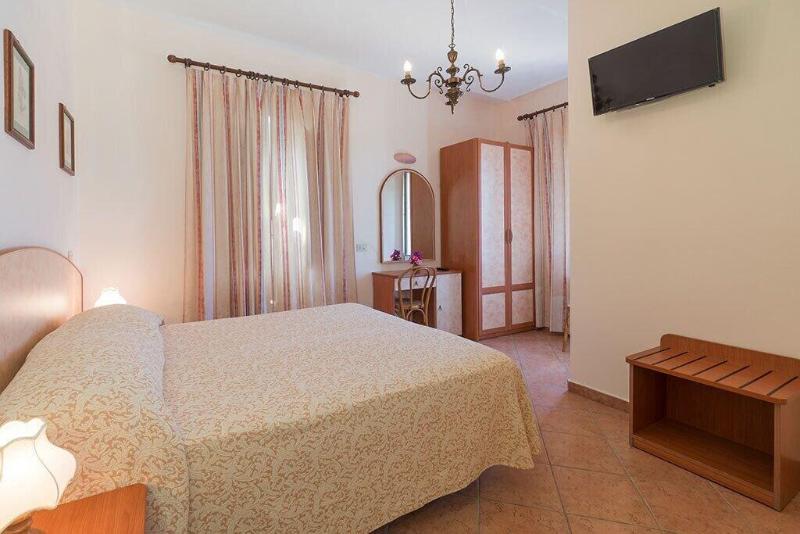 Hotel Pensione Monti Di Monti Restituta & C. Snc - Oda