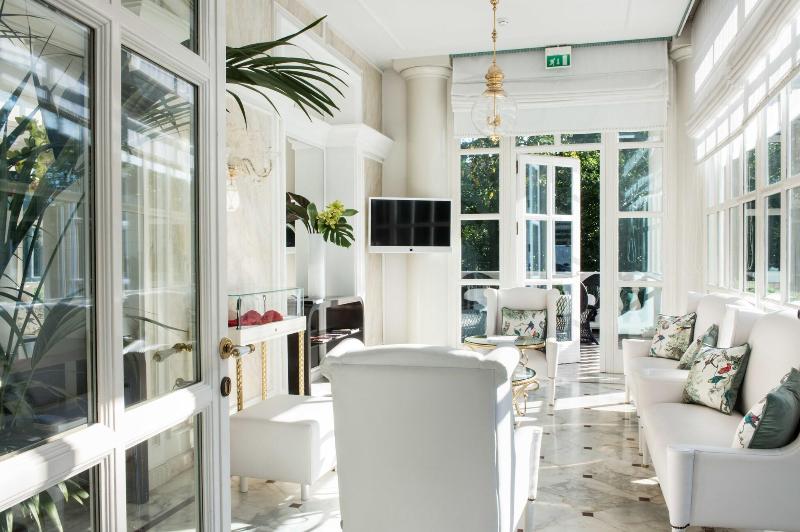 Des Bains - Lobi