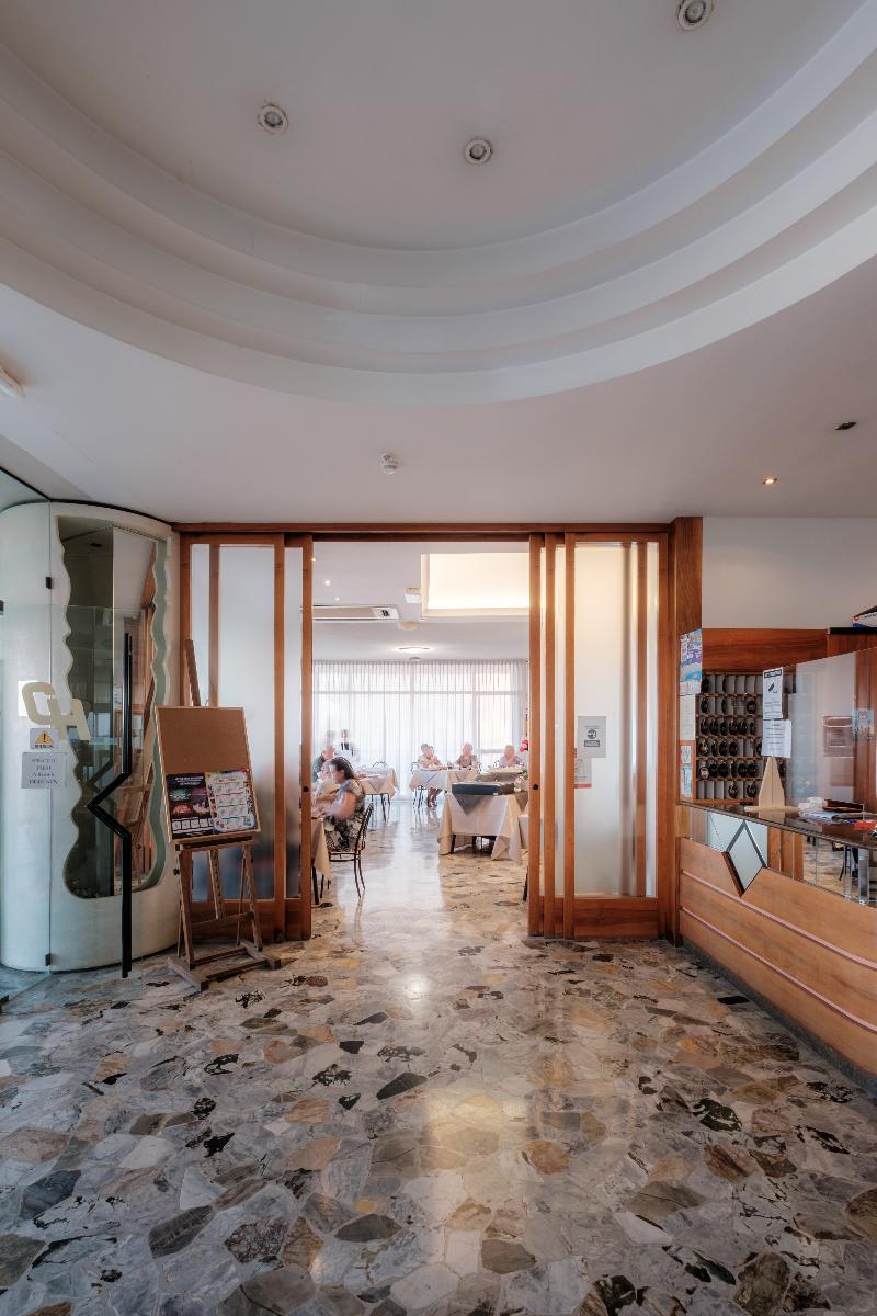 Hotel Crown - Lobi