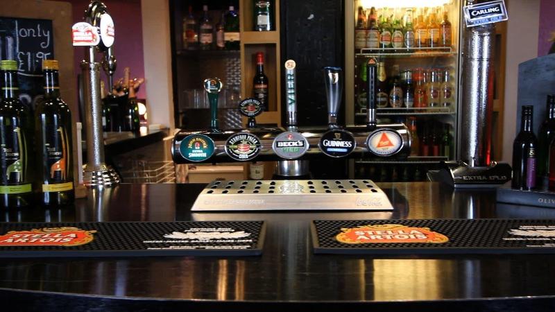 Twin Oaks - Bar