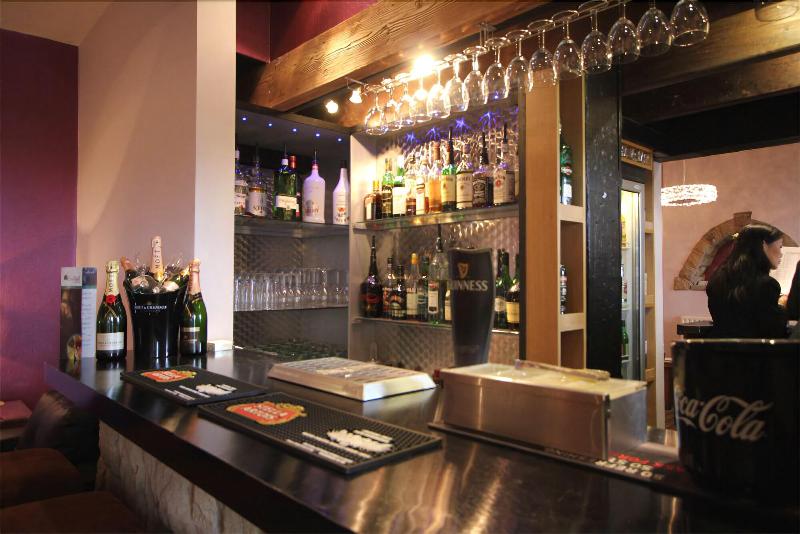 Twin Oaks - Bar