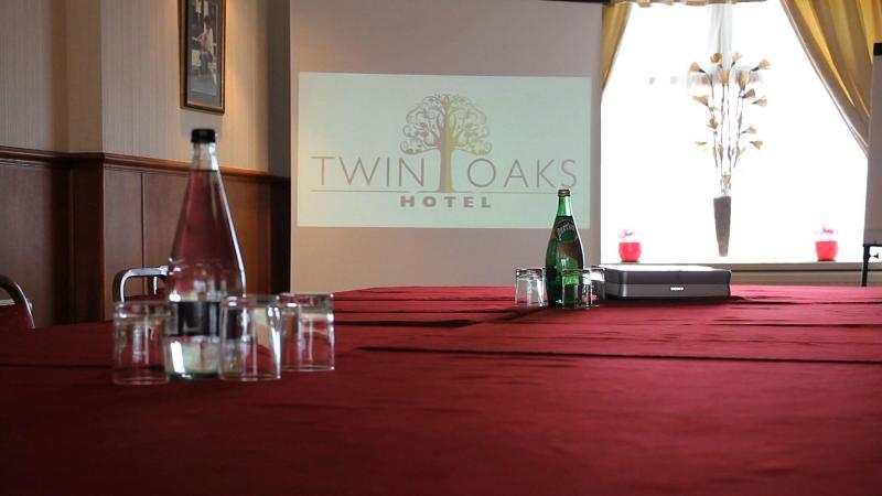 Twin Oaks - Toplantı