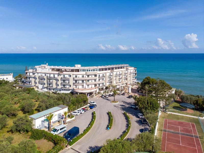 Carlton Riviera - Genel