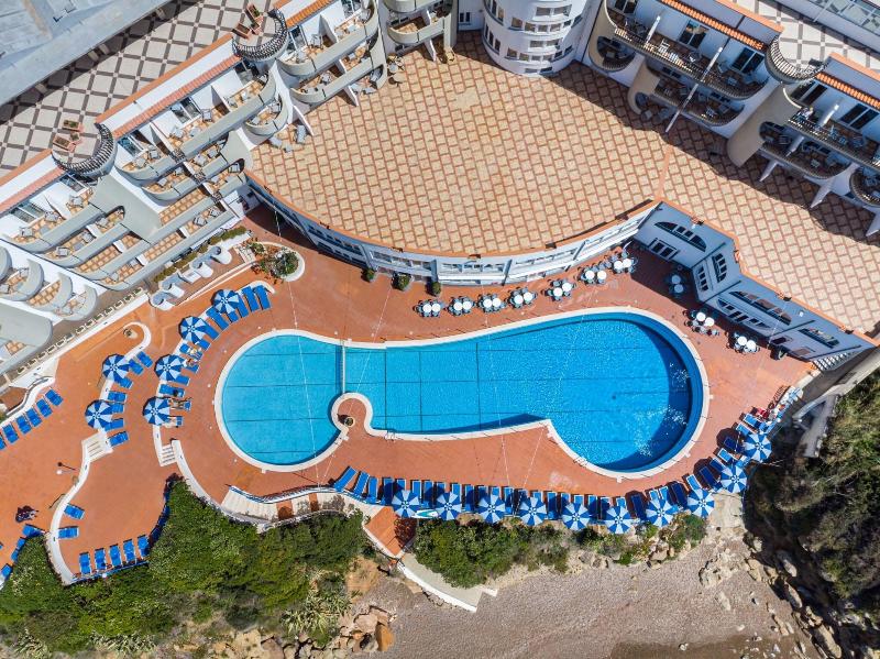 Carlton Riviera - Genel