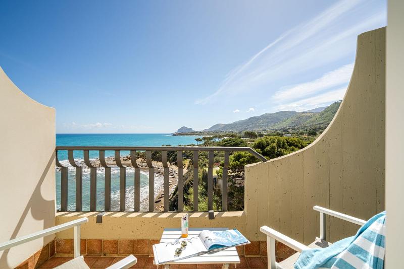 Carlton Riviera - Genel