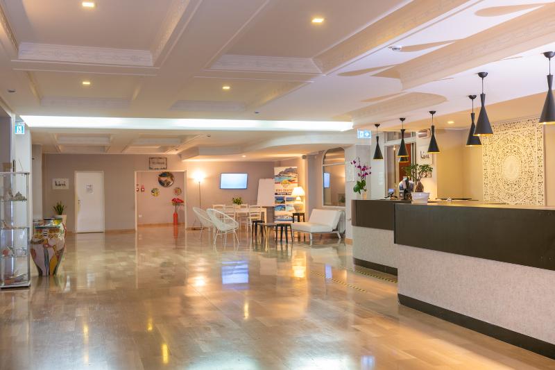 Hopps Hotel - Lobi