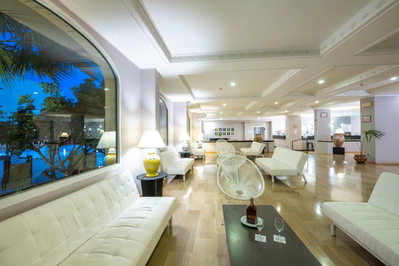 Hopps Hotel - Lobi