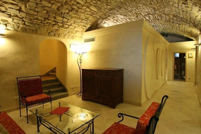 Palazzo Squarcialupi - Aktivite