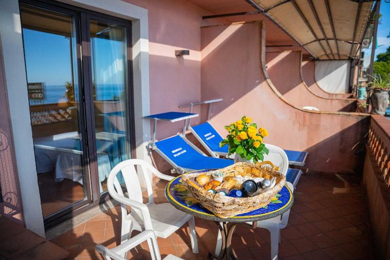 Mendolia Beach Hotel - Teras