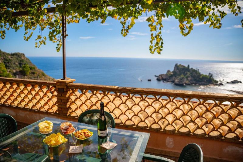 Mendolia Beach Hotel - Teras