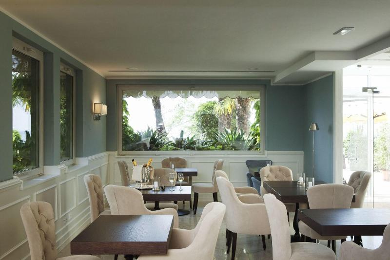 Riviera & Maximilian's - Lobi