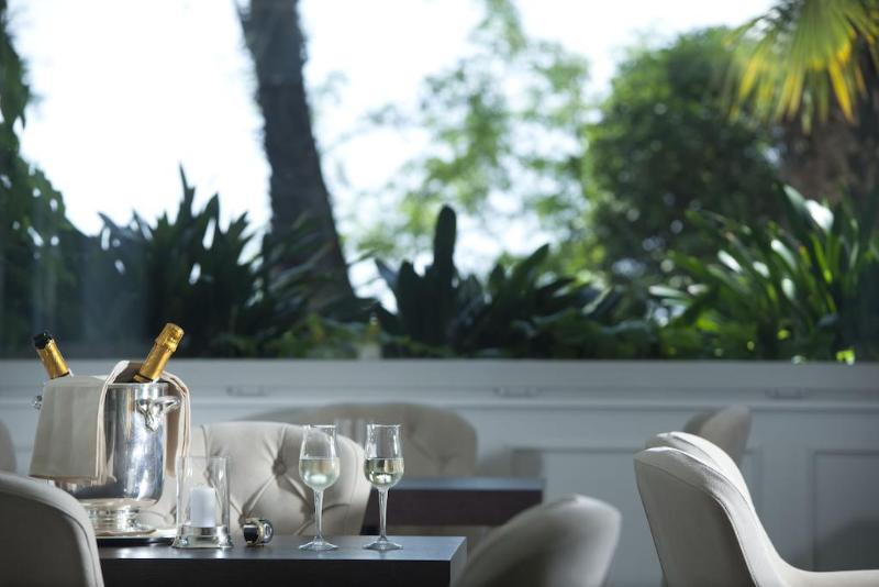 Riviera & Maximilian's - Genel