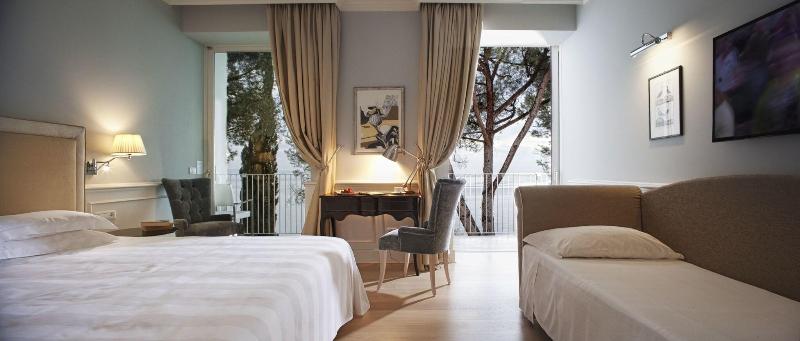 Riviera & Maximilian's - Genel